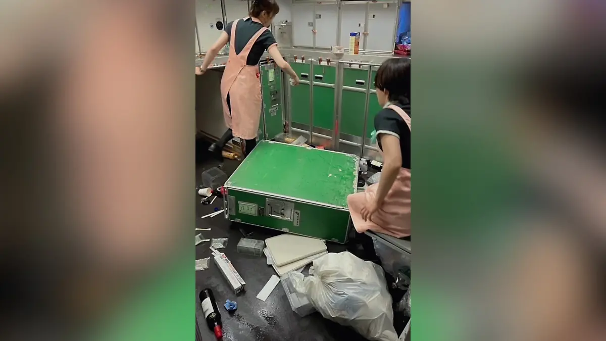 In der Galerie werden die Trolleys der Crew durcheinander geworfen.