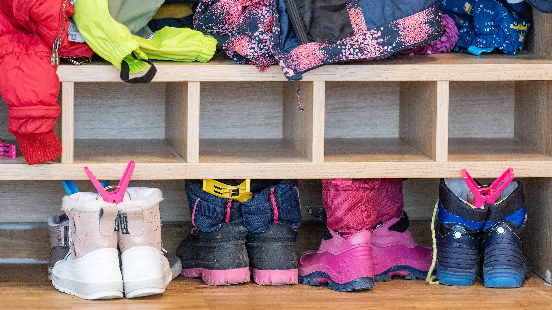 ARCHIV - 01.02.2023, Bayern, Münchsmünster: Eine Garderobe in einer Kita. (zu dpa «Kitas erhöhen wegen steigender Kosten die Beiträge») Foto: Armin Weigel/dpa +++ dpa-Bildfunk +++