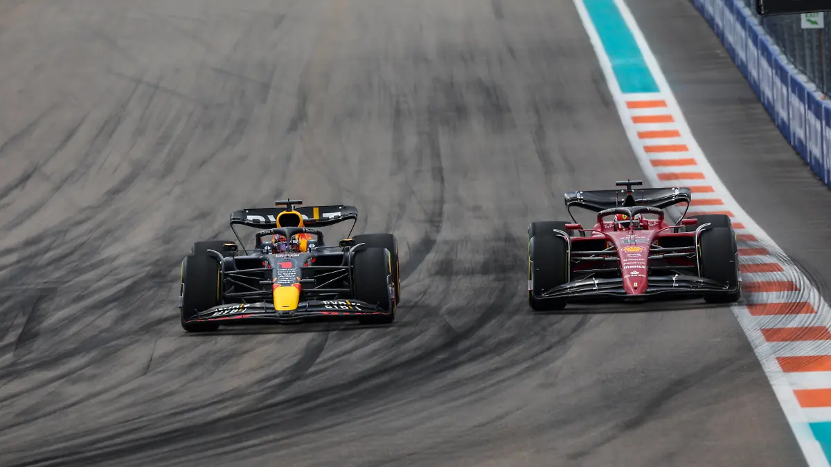 01 VERSTAPPEN Max nld, Red Bull Racing RB18, action overtaking 16 LECLERC Charles mco, Scuderia Ferrari F1-75 during the Formula 1 Crypto.com Miami Grand Prix 2022, 5th round of the 2022 FIA Formula One World Championship, WM, Weltmeisterschaft on the Miami International Autodrome, from May 6 to 8, 2022 in Miami Gardens, Florida, United States of America - F1 - MIAMI GRAND PRIX 2022 - RACE DPPI/Panoramic PUBLICATIONxNOTxINxFRAxITAxBEL GOOD0591