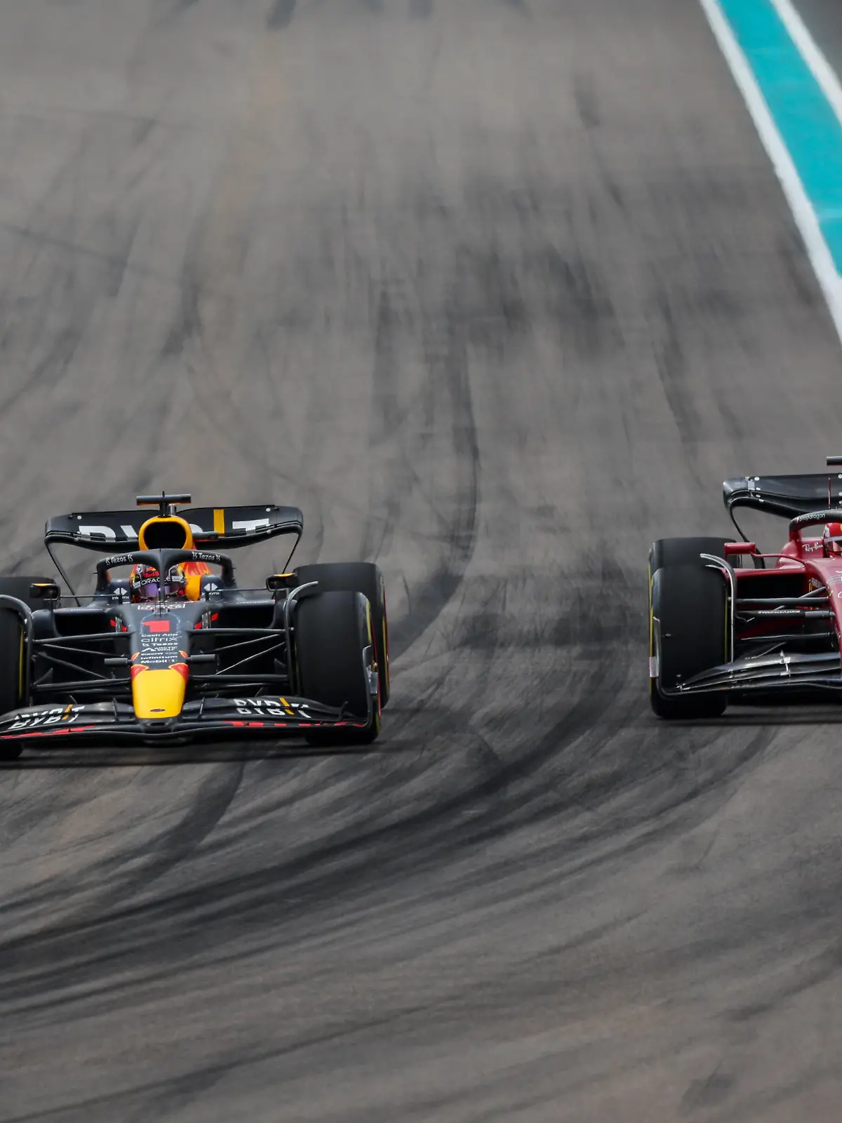  01 VERSTAPPEN Max nld, Red Bull Racing RB18, action overtaking 16 LECLERC Charles mco, Scuderia Ferrari F1-75 during the Formula 1 Crypto.com Miami Grand Prix 2022, 5th round of the 2022 FIA Formula One World Championship, WM, Weltmeisterschaft on the Miami International Autodrome, from May 6 to 8, 2022 in Miami Gardens, Florida, United States of America - F1 - MIAMI GRAND PRIX 2022 - RACE DPPI/Panoramic PUBLICATIONxNOTxINxFRAxITAxBEL GOOD0591