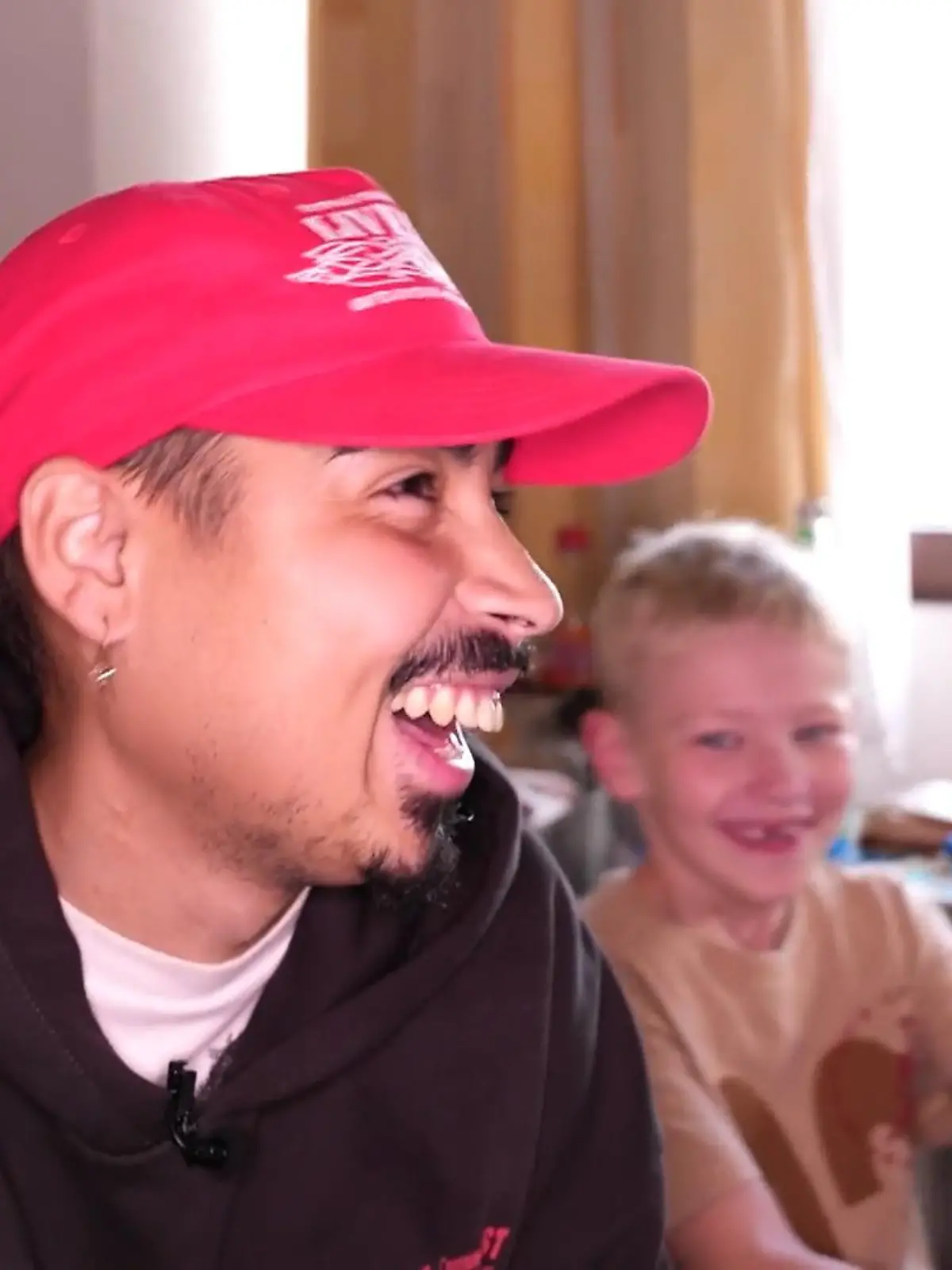 Bild zu: "Wie Comedian Tony Bauern kranken Kindern wieder Mut schenkt"