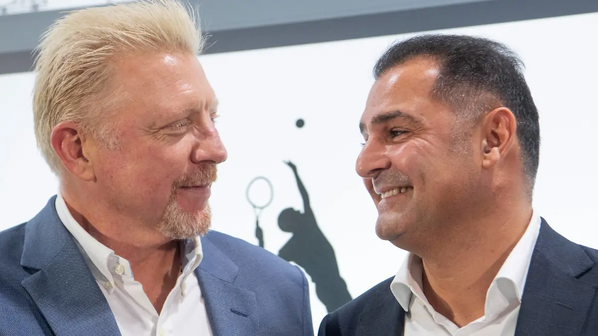 ARCHIV - 07.11.2019, Hessen, Kastel: Der ehemalige Tennisspieler Boris Becker (l) steht nach der Pressekonferenz anlässlich der geplanten «Boris Becker International Tennis Academy» mit Investor Khaled Ezzedine zusammen. (Zu dpa: «Trotz Haft: Becker bleibt Namensgeber von Tennisakademie in Hochheim») Foto: Boris Roessler/dpa +++ dpa-Bildfunk +++
