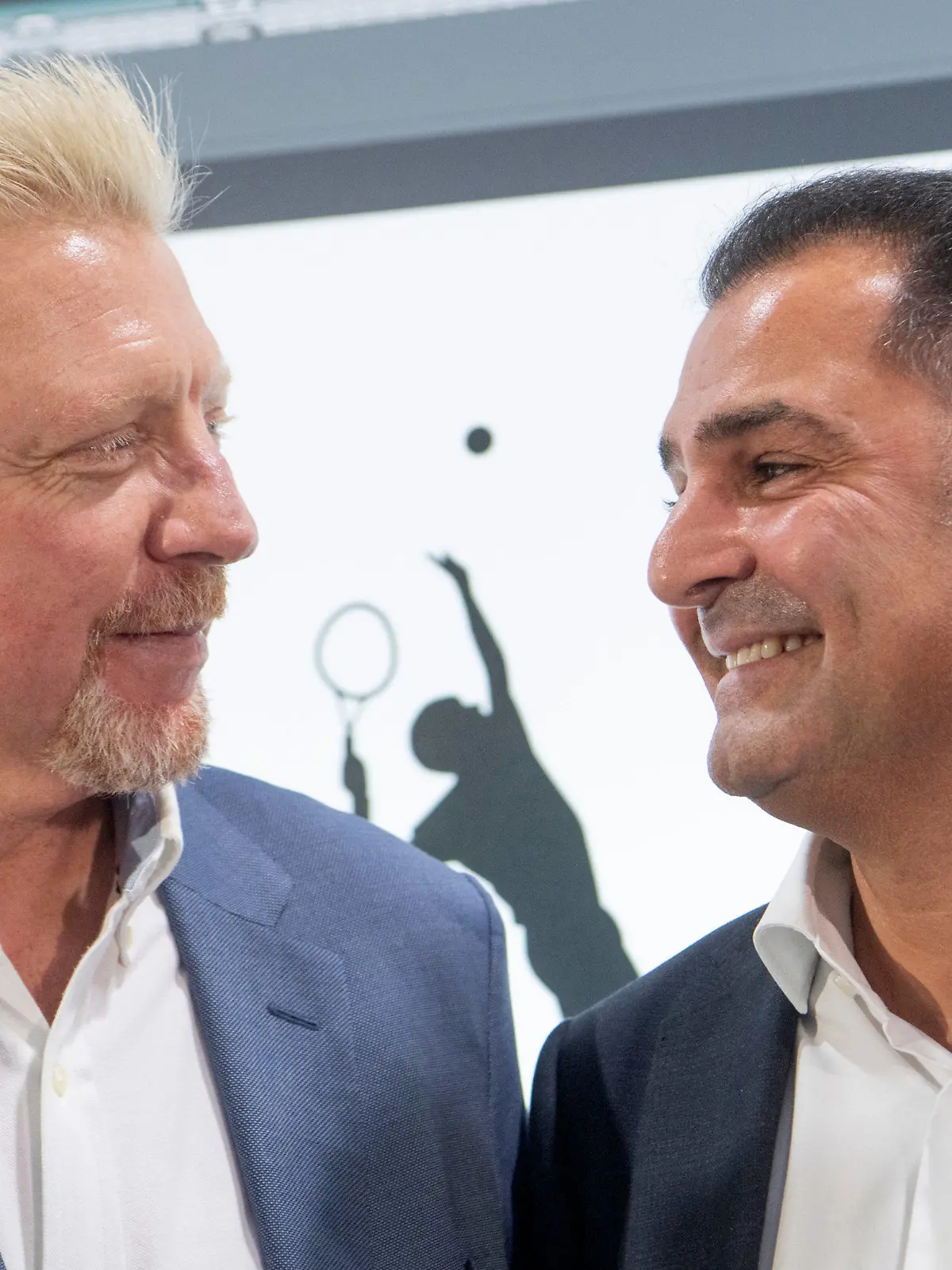ARCHIV - 07.11.2019, Hessen, Kastel: Der ehemalige Tennisspieler Boris Becker (l) steht nach der Pressekonferenz anlässlich der geplanten «Boris Becker International Tennis Academy» mit Investor Khaled Ezzedine zusammen. (Zu dpa: «Trotz Haft: Becker bleibt Namensgeber von Tennisakademie in Hochheim») Foto: Boris Roessler/dpa +++ dpa-Bildfunk +++
