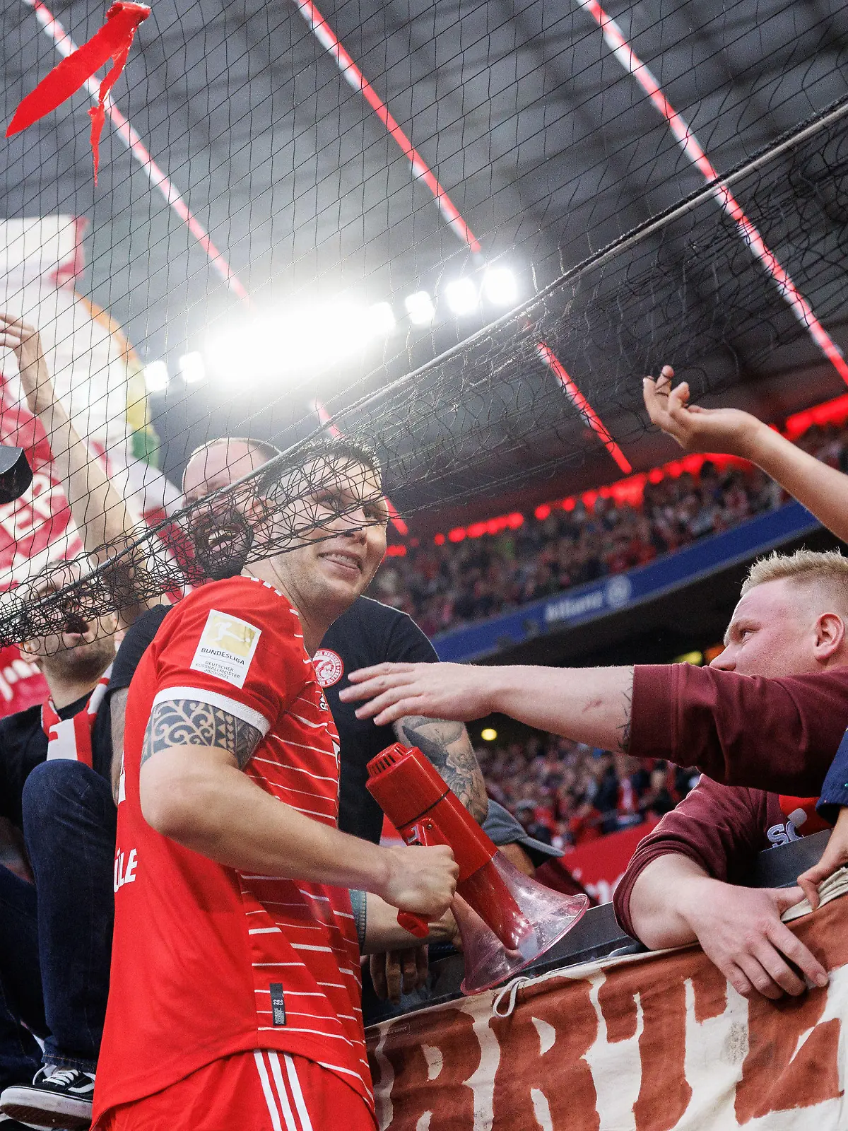 08.05.2022, Bayern, München: Fußball: Bundesliga, Bayern München - VfB Stuttgart, 33. Spieltag, Allianz Arena, Bayerns Niklas Süle feiert mit Fans nach dem Spiel. WICHTIGER HINWEIS: Gemäß den Vorgaben der DFL Deutsche Fußball Liga bzw. des DFB Deutscher Fußball-Bund ist es untersagt, in dem Stadion und/oder vom Spiel angefertigte Fotoaufnahmen in Form von Sequenzbildern und/oder videoähnlichen Fotostrecken zu verwerten bzw. verwerten zu lassen. Foto: Matthias Balk/dpa +++ dpa-Bildfunk +++