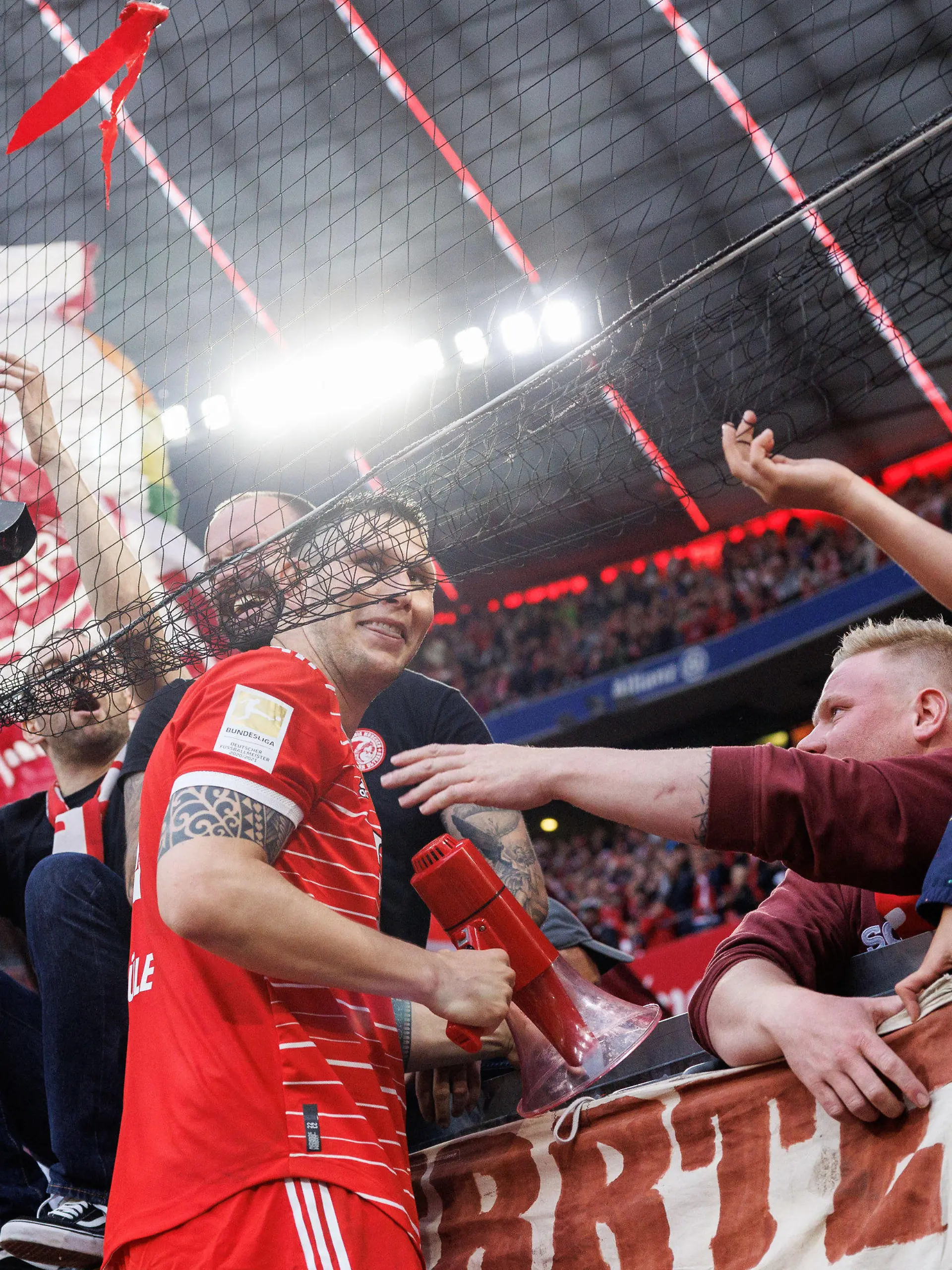 08.05.2022, Bayern, München: Fußball: Bundesliga, Bayern München - VfB Stuttgart, 33. Spieltag, Allianz Arena, Bayerns Niklas Süle feiert mit Fans nach dem Spiel. WICHTIGER HINWEIS: Gemäß den Vorgaben der DFL Deutsche Fußball Liga bzw. des DFB Deutscher Fußball-Bund ist es untersagt, in dem Stadion und/oder vom Spiel angefertigte Fotoaufnahmen in Form von Sequenzbildern und/oder videoähnlichen Fotostrecken zu verwerten bzw. verwerten zu lassen. Foto: Matthias Balk/dpa +++ dpa-Bildfunk +++