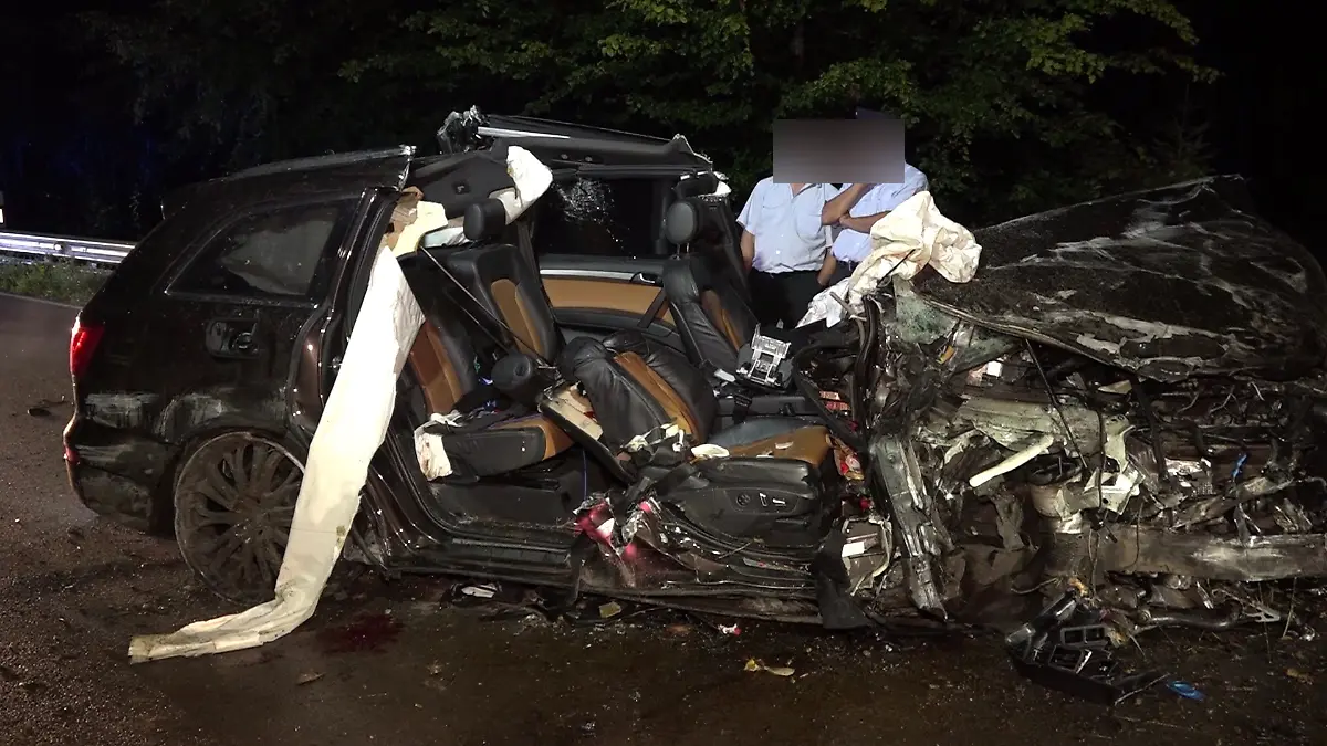 Ein 16-Jähriger ist tot, ein anderer schwer verletzt. Das Auto wurde bei dem Unfall total zerstört. Kellheim, Niederbayern: Ein 16-Jähriger ist tot, ein anderer schwer verletzt. Das Auto wurde bei dem Unfall total zerstört.