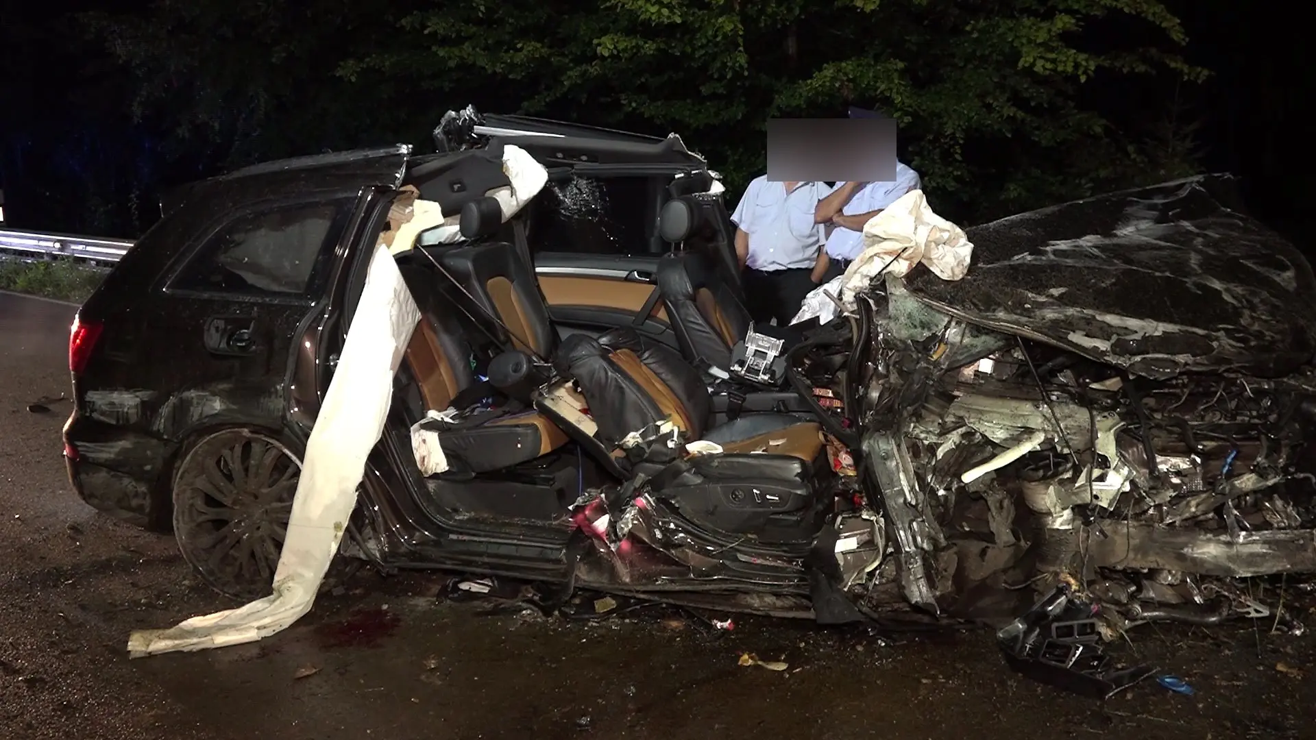 Ein 16-Jähriger ist tot, ein anderer schwer verletzt. Das Auto wurde bei dem Unfall total zerstört. Kellheim, Niederbayern: Ein 16-Jähriger ist tot, ein anderer schwer verletzt. Das Auto wurde bei dem Unfall total zerstört.