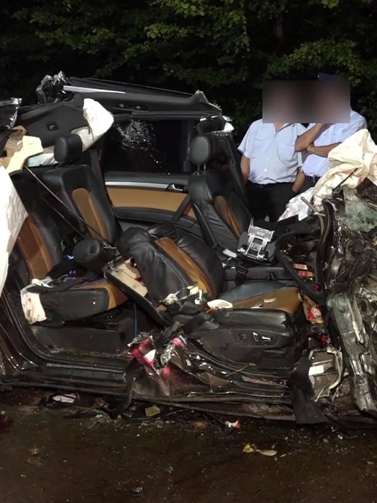Ein 16-Jähriger ist tot, ein anderer schwer verletzt. Das Auto wurde bei dem Unfall total zerstört. Kellheim, Niederbayern: Ein 16-Jähriger ist tot, ein anderer schwer verletzt. Das Auto wurde bei dem Unfall total zerstört. 