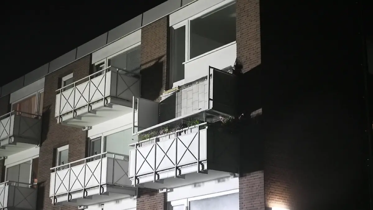Der Balkon ist einfach nach unten geklappt.