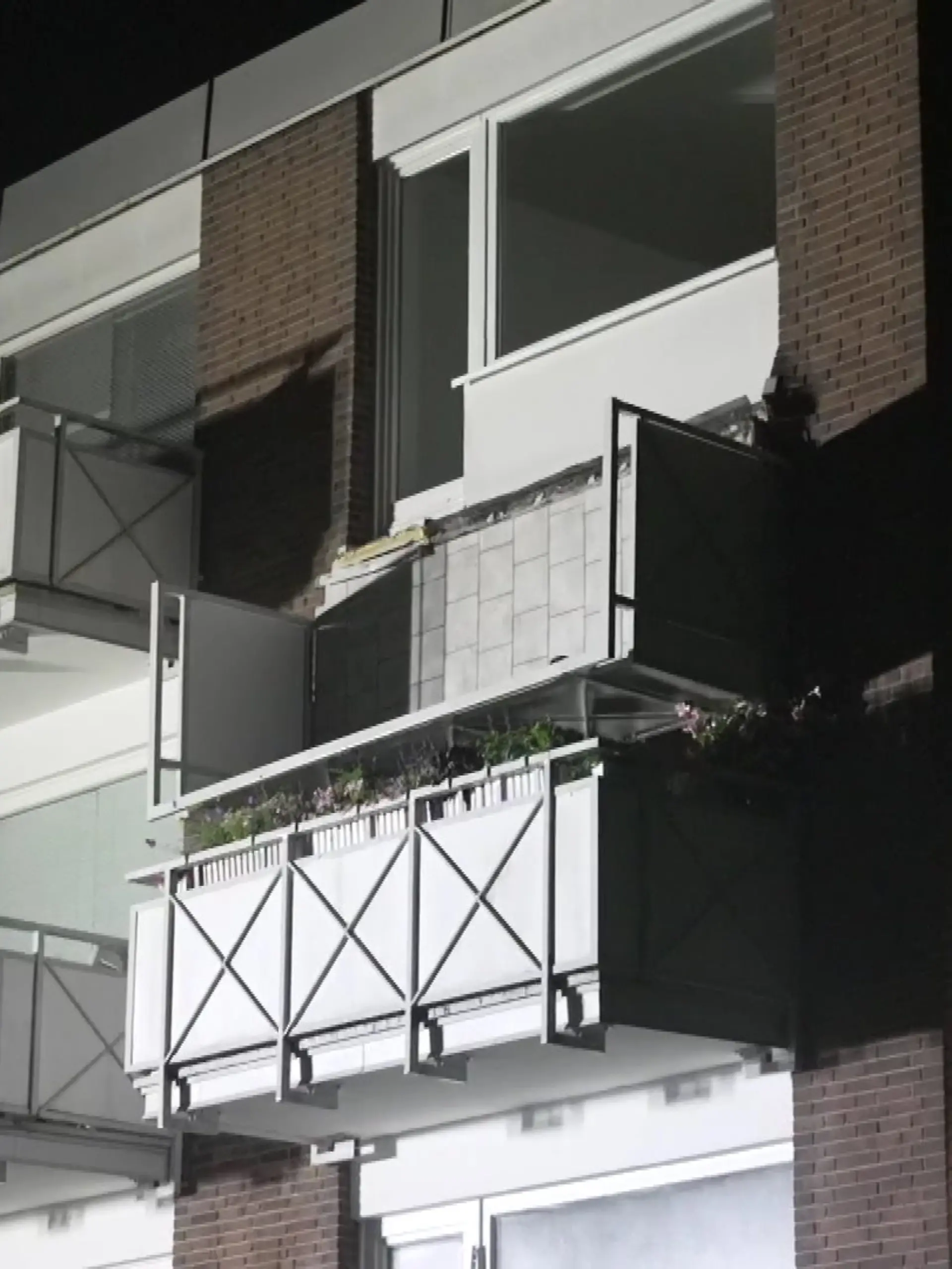 Der Balkon ist einfach nach unten geklappt.