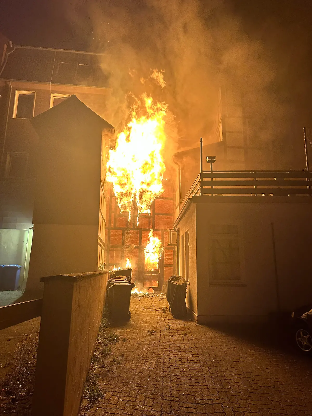 Bild zu: "Es brennt eine Mülltonne, dann ein ganzes Haus"