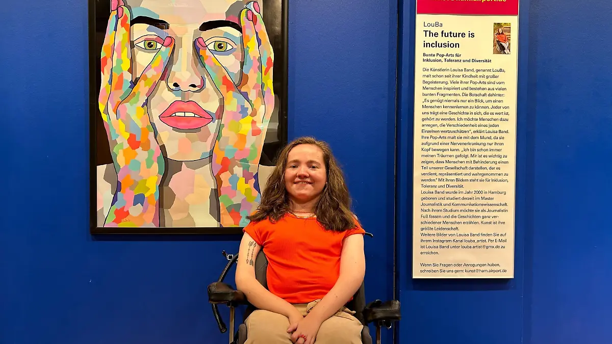 Louisa Brand bei ihrer Ausstellung.