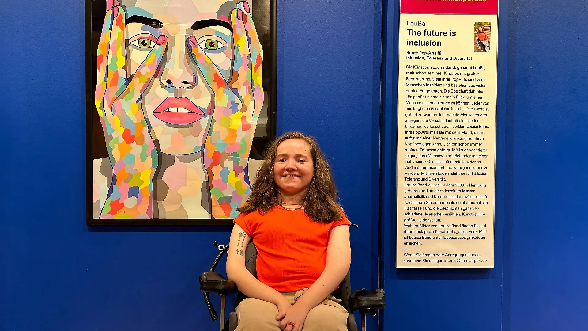 Louisa Brand bei ihrer Ausstellung.