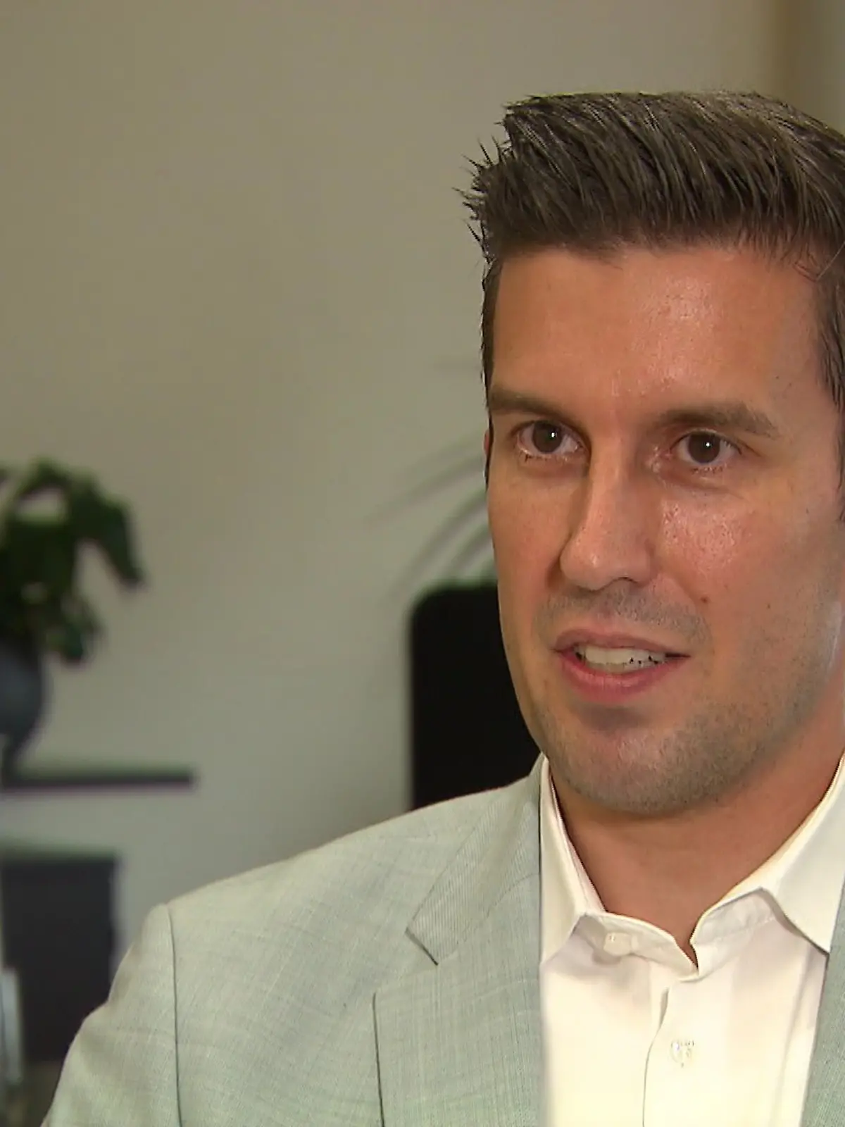 Bürgermeister Manuel Friedrich im RTL-Interview am Schreibtisch im Rathaus.