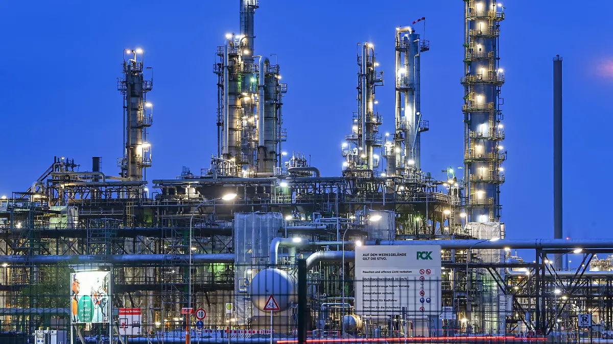 04.05.2022, Brandenburg, Schwedt: Die Anlagen der Erdölraffinerie auf dem Industriegelände der PCK-Raffinerie GmbH sind abends beleuchtet. In der Erdölraffinerie kommt Rohöl aus Russland über die Pipeline «Freundschaft» an. Der russische Energiekonzern Rosneft hatte im vergangenen Jahr einen Großteil der Raffinerie übernommen. Rosneft ist der größte russische Ölproduzent. Die Anlage in der Uckermark verarbeitet nach eigenen Angaben jährlich 12 Millionen Tonnen Rohöl und gehört damit zu den größten Verarbeitungsstandorten in Deutschland. Foto: Patrick Pleul/dpa +++ dpa-Bildfunk +++
