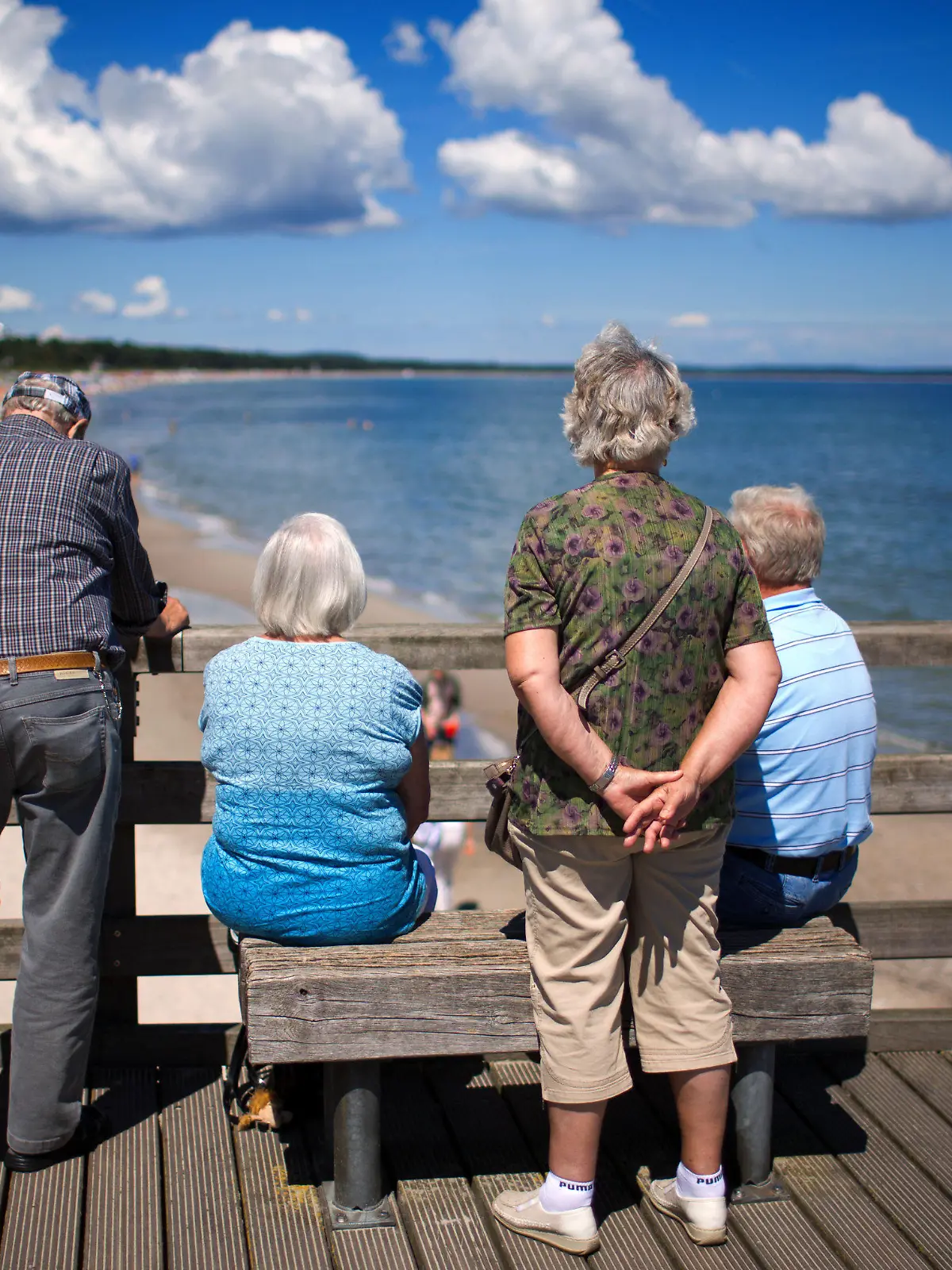 ARCHIV - Senioren sind am 25.06.2014 auf der Seebrücke in Binz (Mecklenburg-Vorpommern) zu sehen. Das Statistische Bundesamt (DESTATIS) gibt am 28.04.2015 eine Pressekonferenz zur Bevölkerungsentwicklung Deutschlands bis 2060. Foto: Jens Büttner/dpa (zu dpa "Deutschland schrumpft und braucht Zuwanderer" vom 28.04.2015) +++(c) dpa - Bildfunk+++
