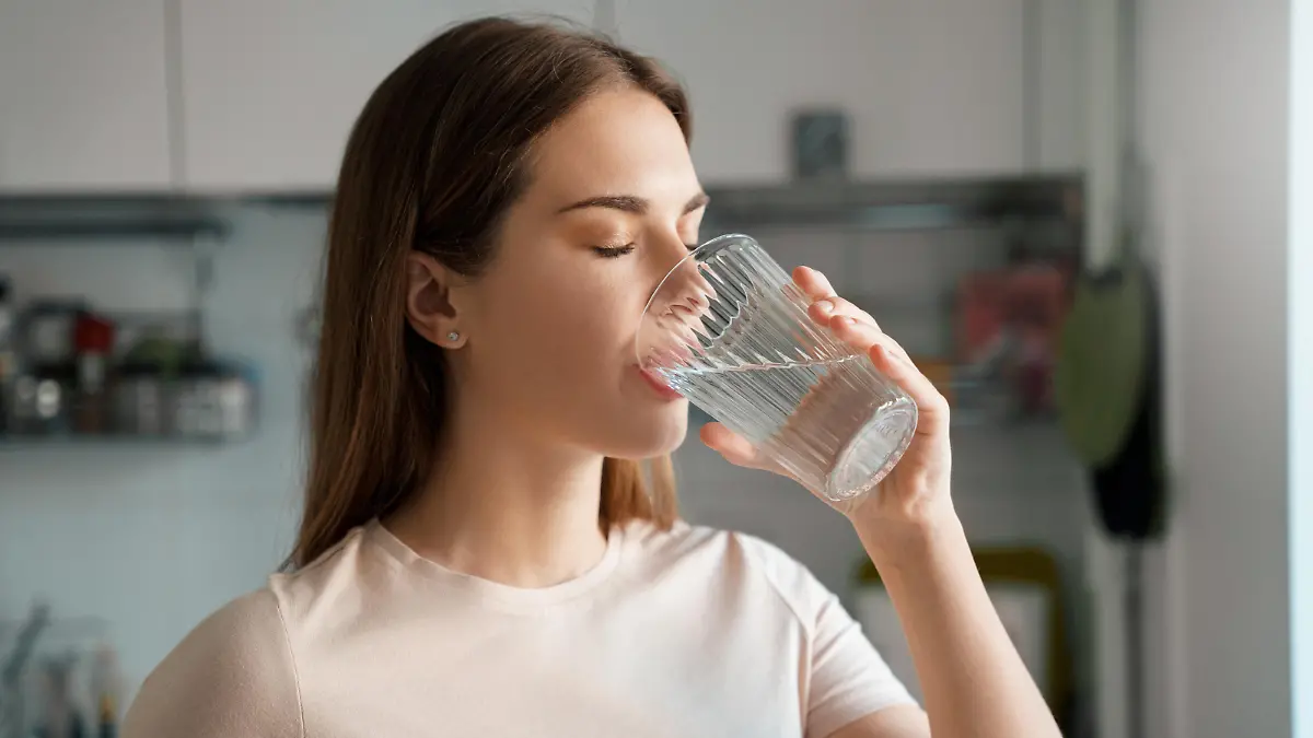 Frau trinkt ein Glas Wasser
