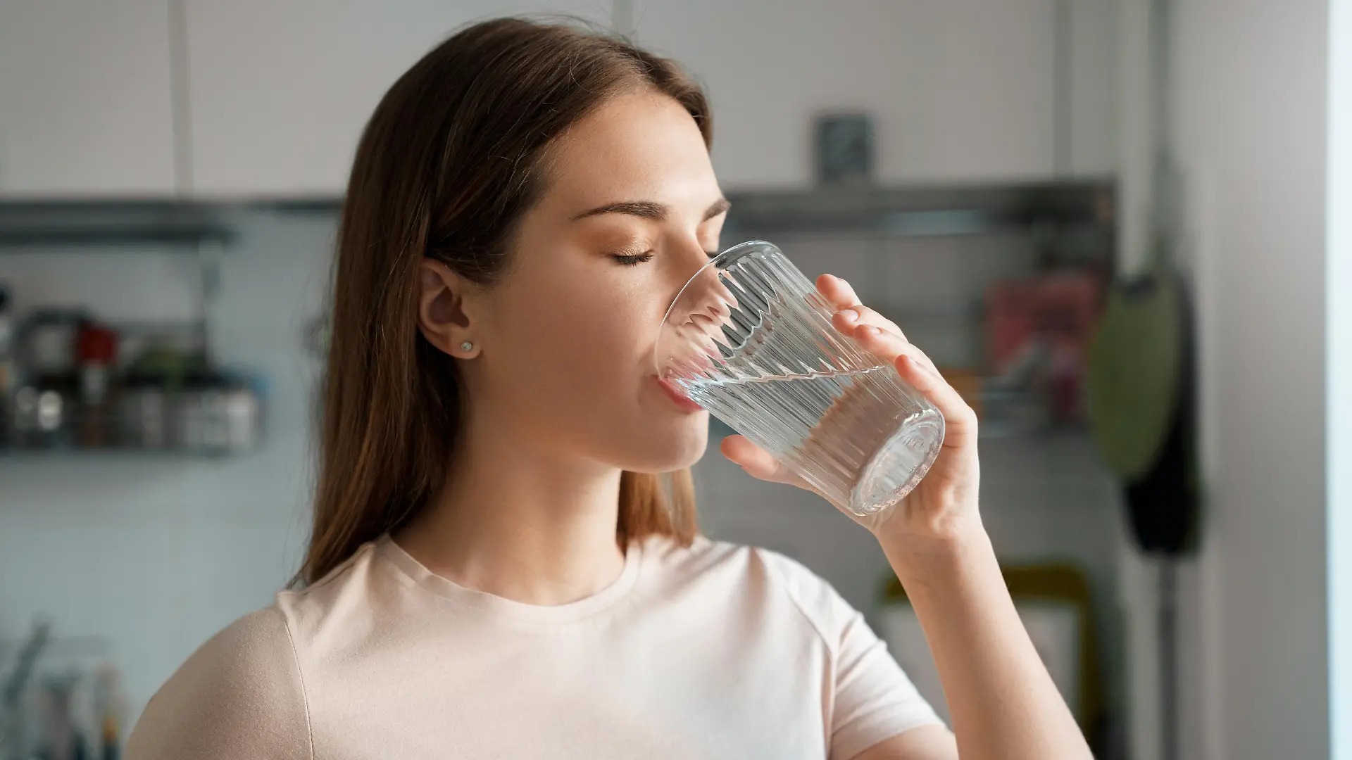 Frau trinkt ein Glas Wasser