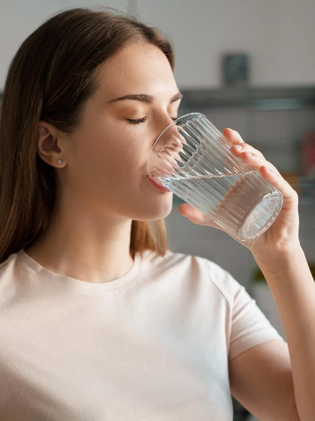 Frau trinkt ein Glas Wasser
