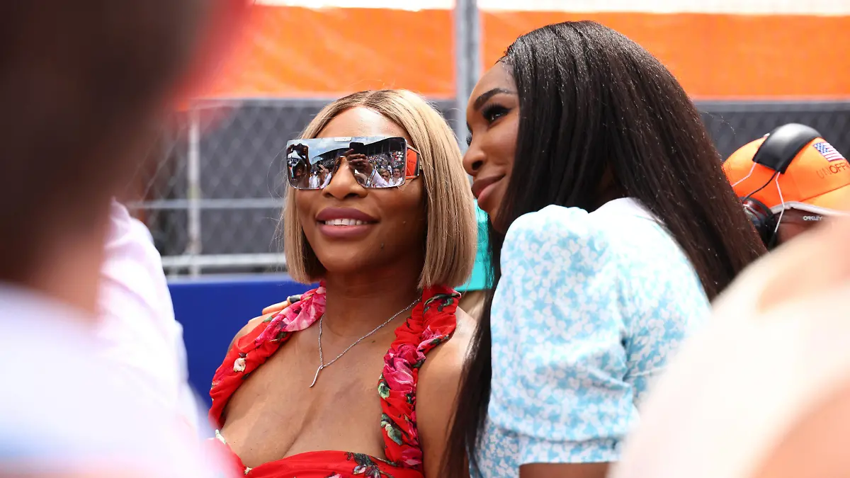 Formula 1 2022: Miami GP MIAMI INTERNATIONAL AUTODROME, UNITED STATES OF AMERICA - MAY 08: Serena and Venus Williams on the grid during the Miami GP at Miami International Autodrome on Sunday May 08, 2022 in Miami, United States of America. Photo by Steve Etherington / LAT Images Images PUBLICATIONxINxGERxSUIxAUTxHUNxONLY GP2205_200706SNE46865