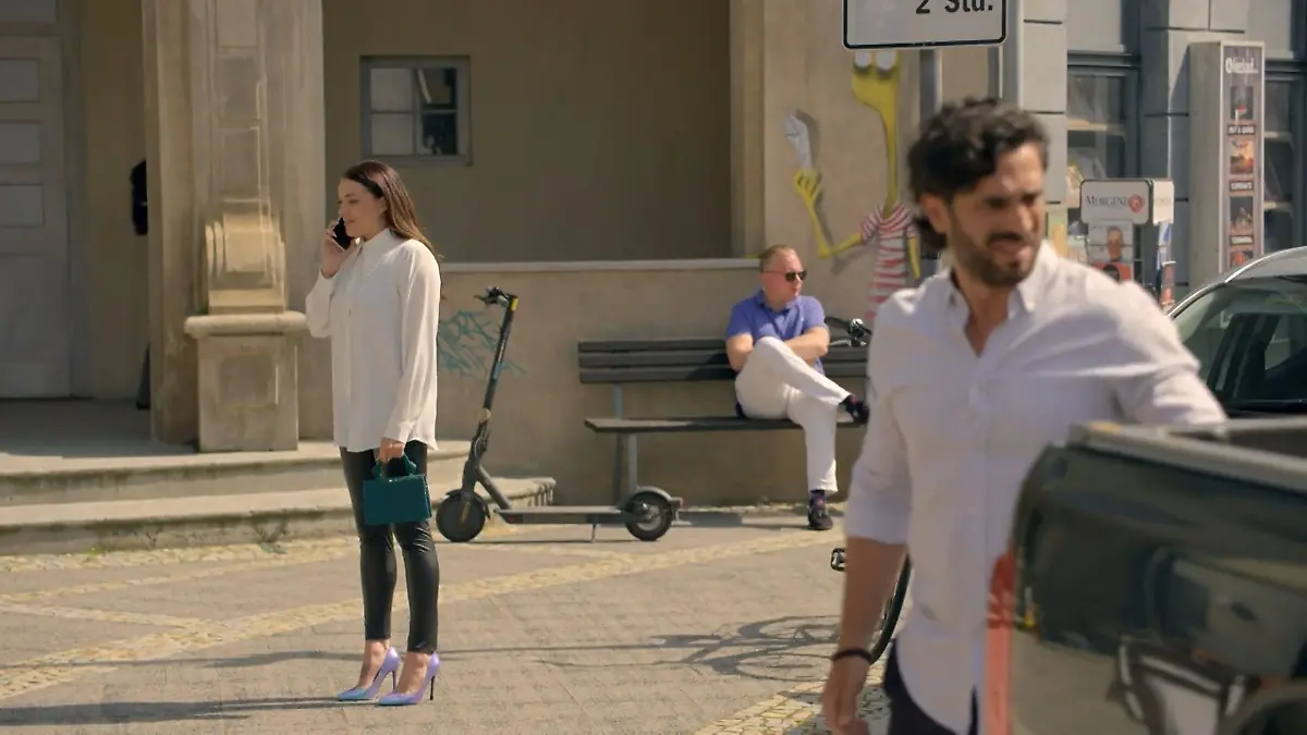 Emily bekommt einen wichtigen Anruf. Bekommt sie den Zuschlag für die Agentur?