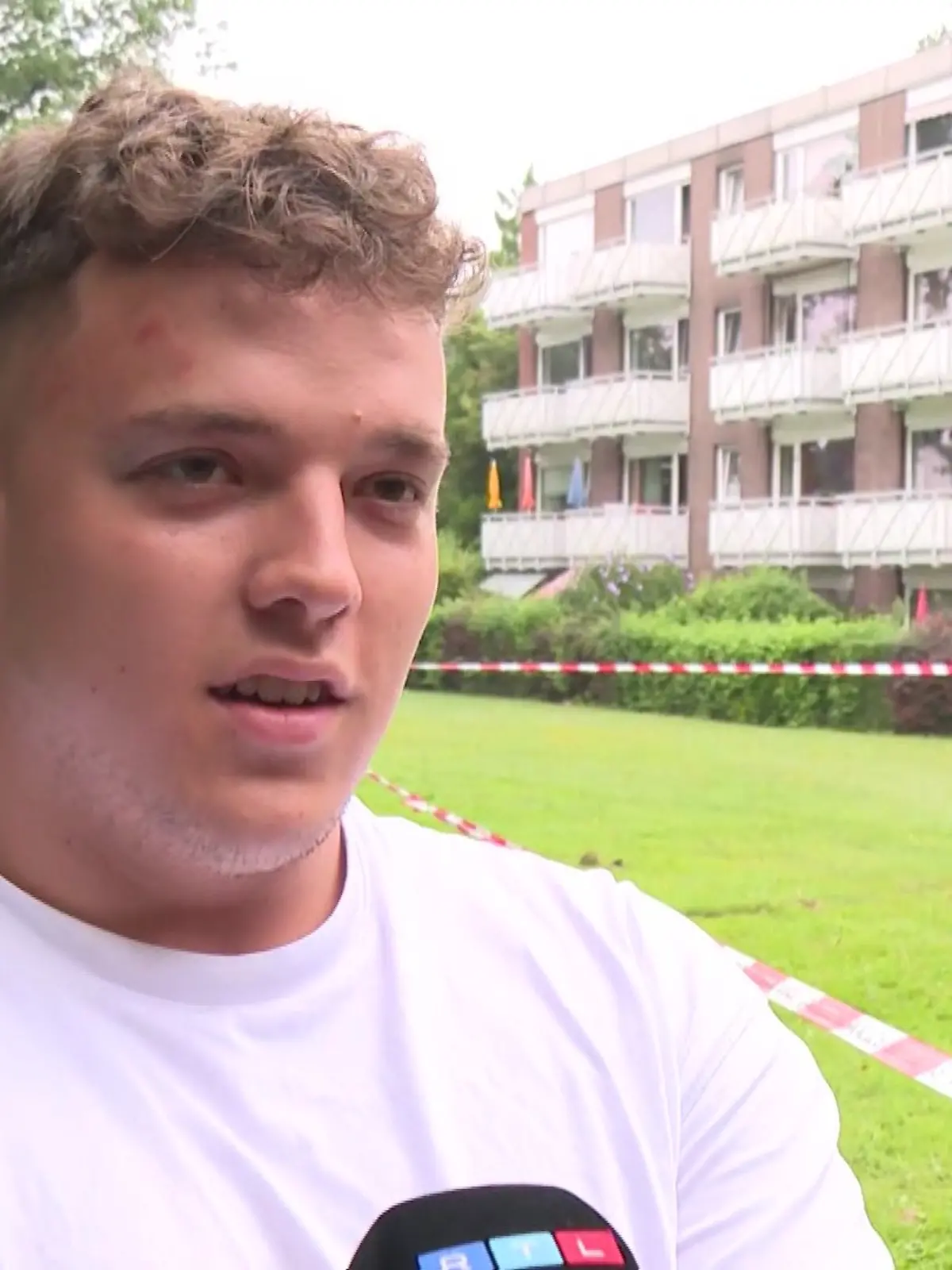Zweimal knackt es laut, dann stürzen Emilian Busch und seine Freunde in die Tiefe.