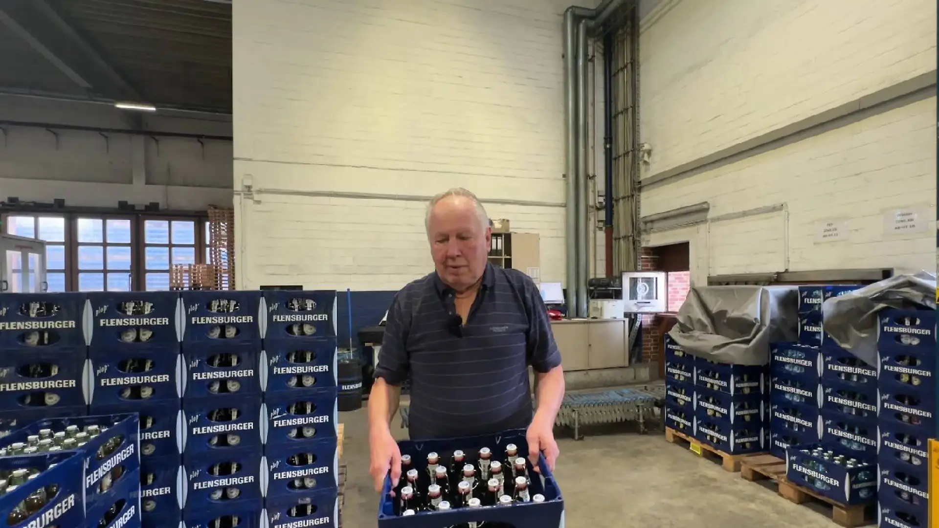 Mit 80 zieht Burkhard Redemski noch haufenweise Kisten