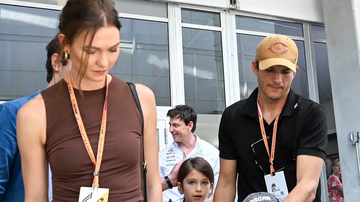 8th May 2022 Miami, Florida, USA Ashton Kutcher tours the Mercedes-AMG Petronas hospitality suite with his children and actress Karlie Kloss prior to the start of the Formula 1 CRYPTO.COM Miami Grand Prix PUBLICATIONxNOTxINxUK ActionPlus12388110 DougxMurray
