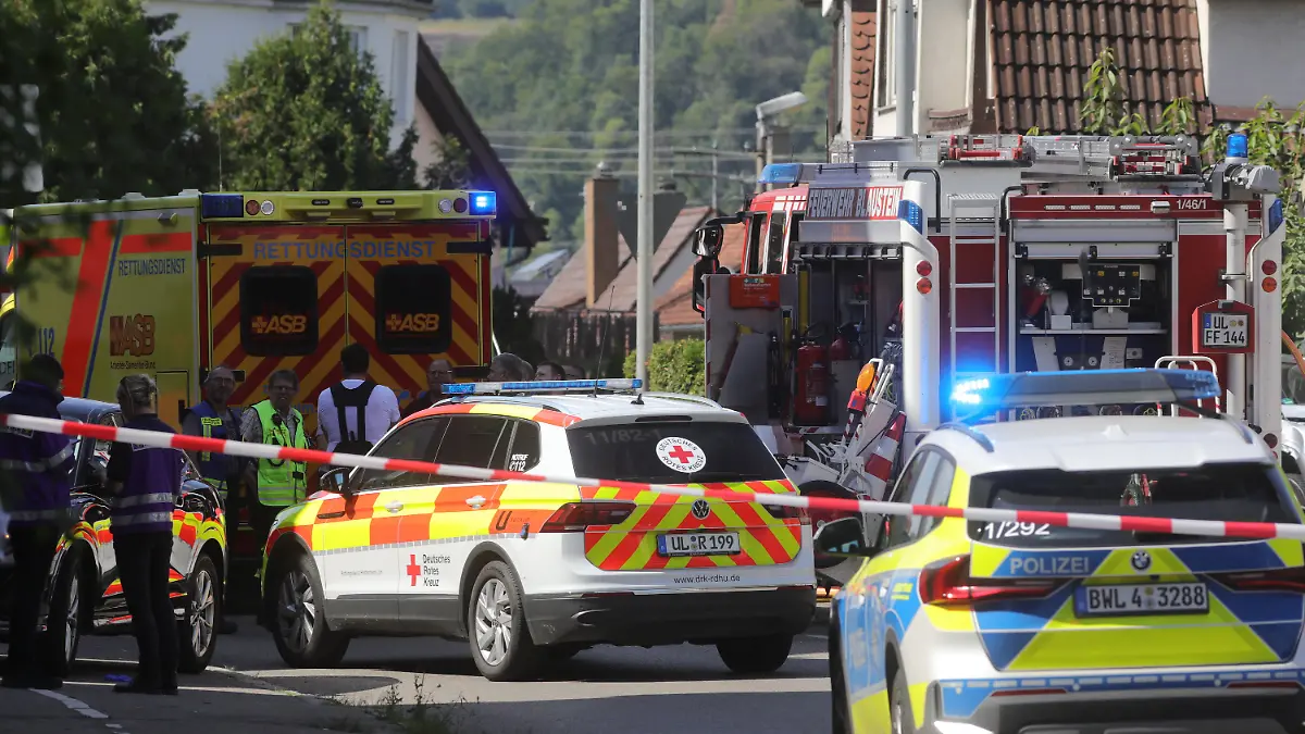 Eine Unfallstelle mit Einsatzfahrzeugen.