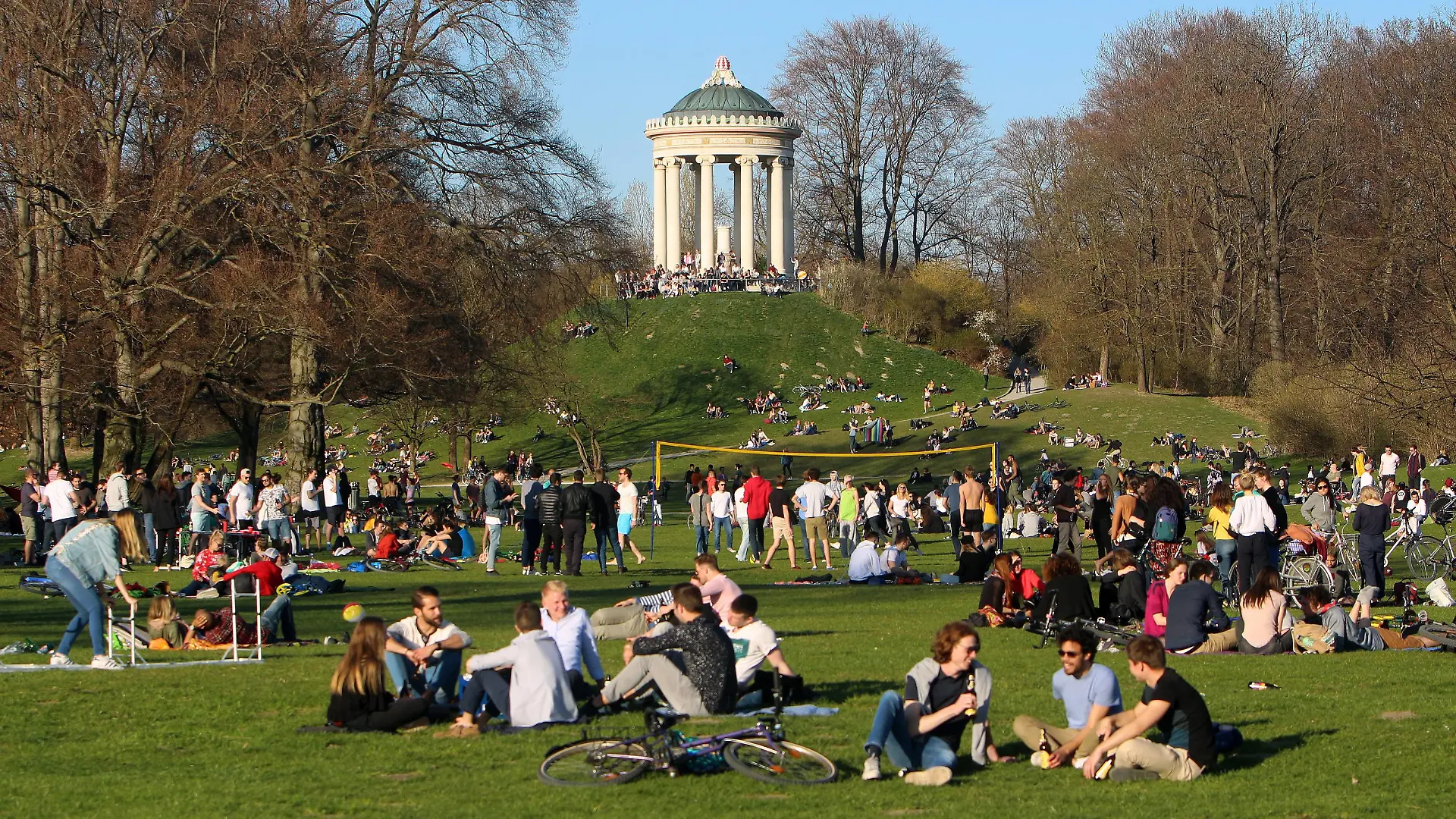 Bilder des Tages Frühlingserwachen bei frühsommerlichen Temperaturen in München: Andrang Sonnenhungriger auf der Liegewiese am Monopteros im Englischen Garten in München, Bayern, Deutschland *** Spring awakening at early summer temperatures in Munich Crowds of sun worshipers on the lawn at Monopteros in the English Garden in Munich Bavaria Germany  