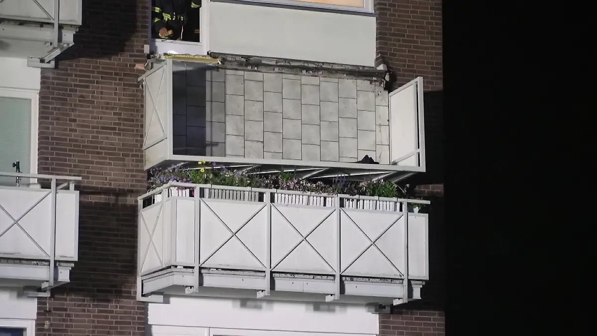 Der Balkon klappt einfach weg. 