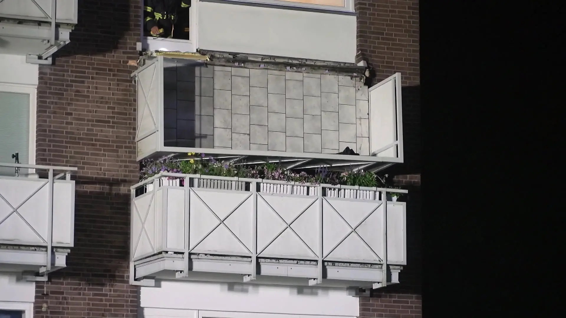 Der Balkon klappt einfach weg. 