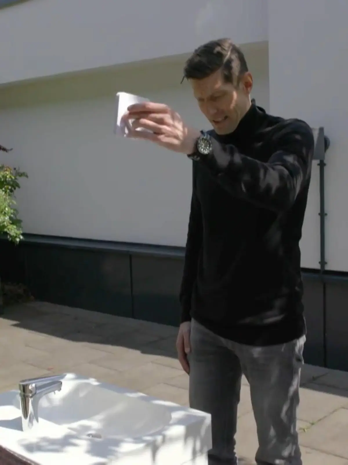 Versicherungsdetektiv Timo Heitmann kann sich den Schadenhergang kaum vorstellen. Er probiert es aus.