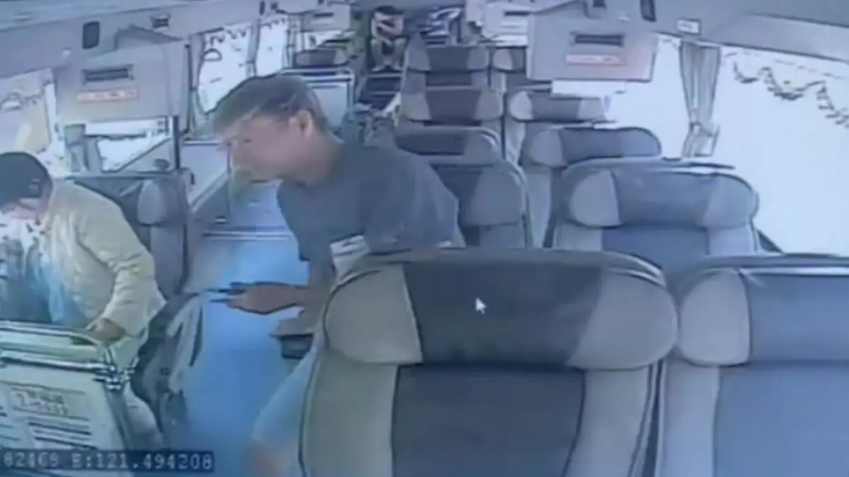 Ein Mann in einem Bus.