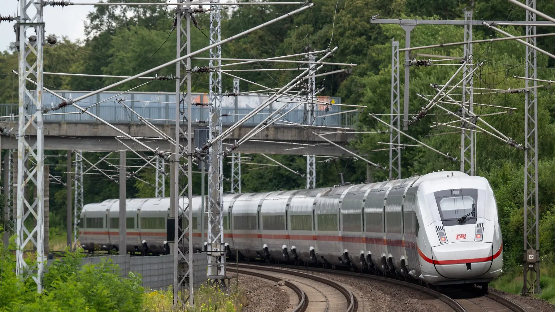 Ab Freitag gesperrt: Auf der Bahnstrecke zwischen Hamburg und Berlin soll vier Monate lang gebaut werden (Archivfoto).