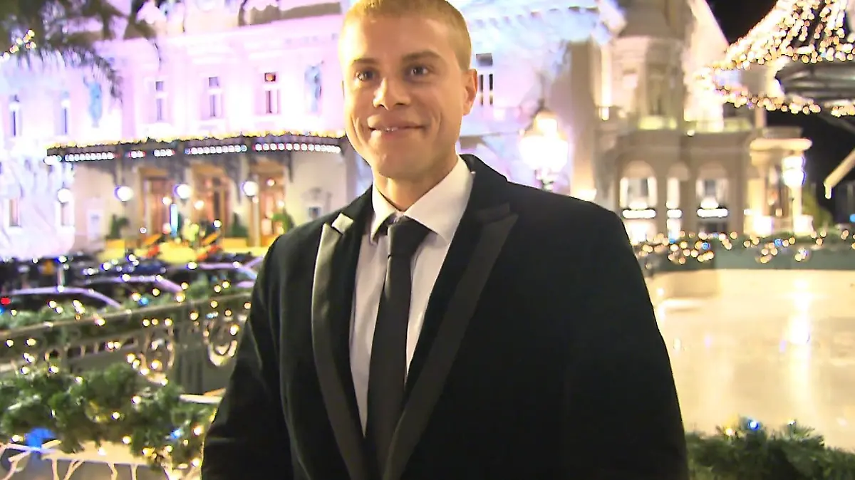 Da strahlt Ozan noch im besten Zwirn – doch schon wenige Stunden und einige Gläser später, wird der Hairstylist der Geissens die Nacht im Gefängnis verbringen.