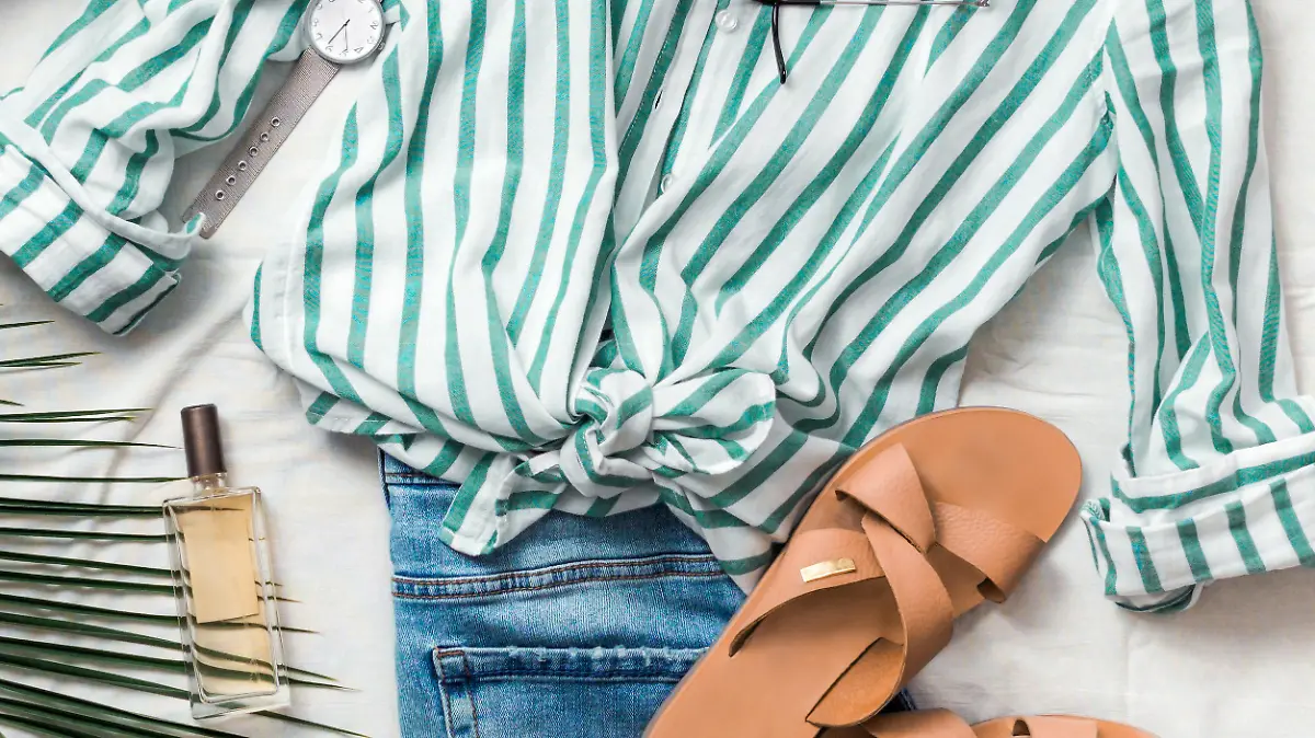 Flatlay aus Bluse und Jeans