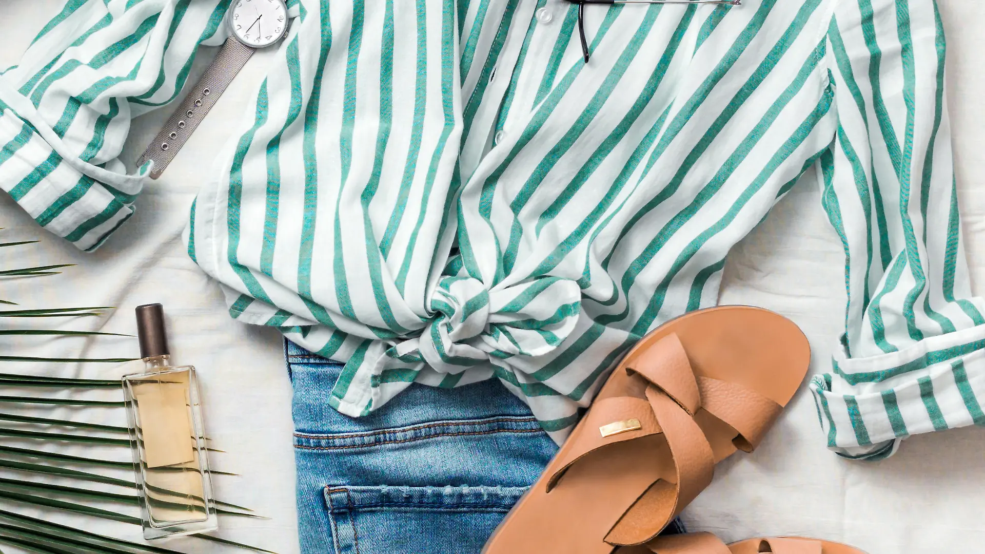 Flatlay aus Bluse und Jeans
