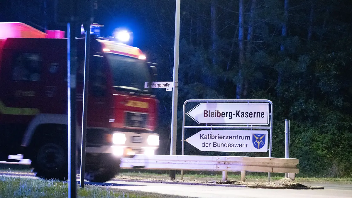 Ein Einsatzfahrzeug der Feuerwehr fährt am Gelände der Bleiberg-Kaserne. Nach Entdeckung eines durchschnittenen Zaunes an einem Trinkwasser-Hochbehälter im nordrhein-westfälischen Mechernich im Kreis Euskirchen warnt das Gesundheitsamt davor, das Wasser zu nutzen. Von dem Wasserbehälter bezieht auch der Bundeswehr-Standort Mechernich sein Wasser, wie es in einer Mitteilung auf der Homepage der Stadt heißt.