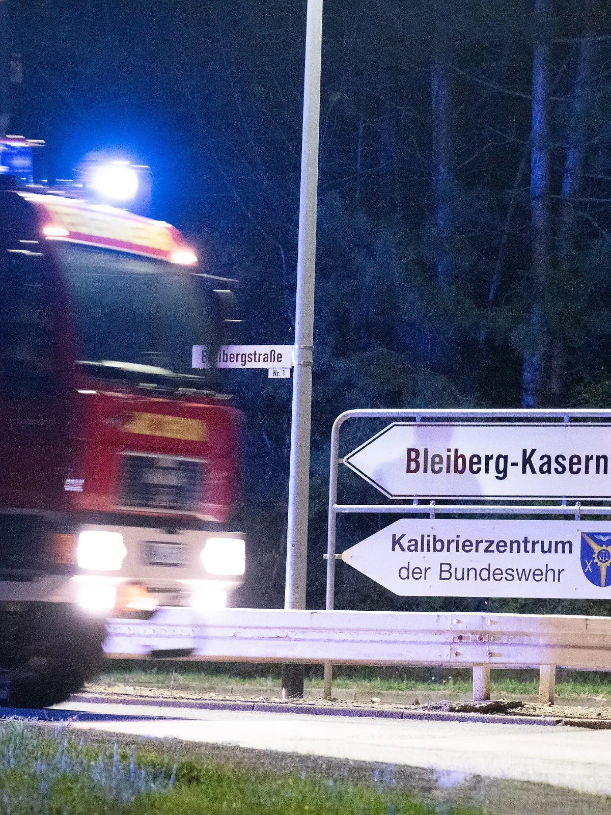 Ein Einsatzfahrzeug der Feuerwehr fährt am Gelände der Bleiberg-Kaserne. Nach Entdeckung eines durchschnittenen Zaunes an einem Trinkwasser-Hochbehälter im nordrhein-westfälischen Mechernich im Kreis Euskirchen warnt das Gesundheitsamt davor, das Wasser zu nutzen. Von dem Wasserbehälter bezieht auch der Bundeswehr-Standort Mechernich sein Wasser, wie es in einer Mitteilung auf der Homepage der Stadt heißt.