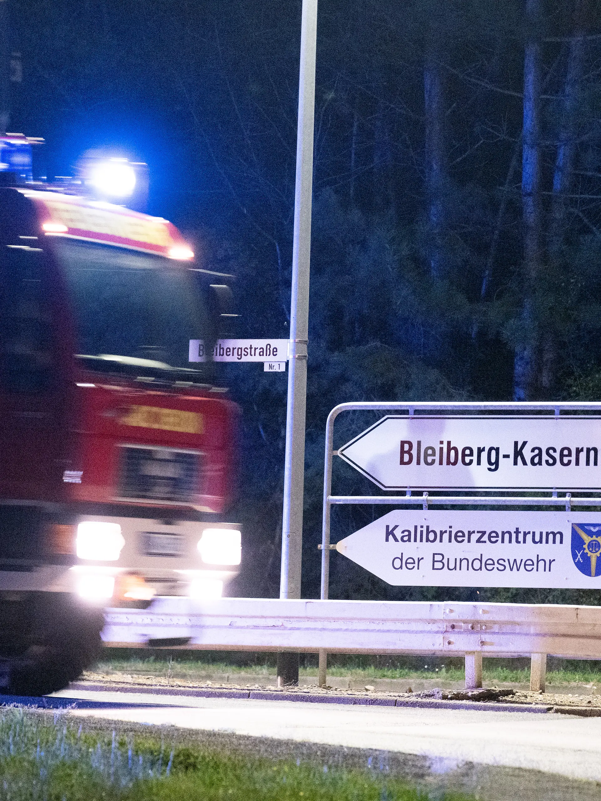 Ein Einsatzfahrzeug der Feuerwehr fährt am Gelände der Bleiberg-Kaserne. Nach Entdeckung eines durchschnittenen Zaunes an einem Trinkwasser-Hochbehälter im nordrhein-westfälischen Mechernich im Kreis Euskirchen warnt das Gesundheitsamt davor, das Wasser zu nutzen. Von dem Wasserbehälter bezieht auch der Bundeswehr-Standort Mechernich sein Wasser, wie es in einer Mitteilung auf der Homepage der Stadt heißt.