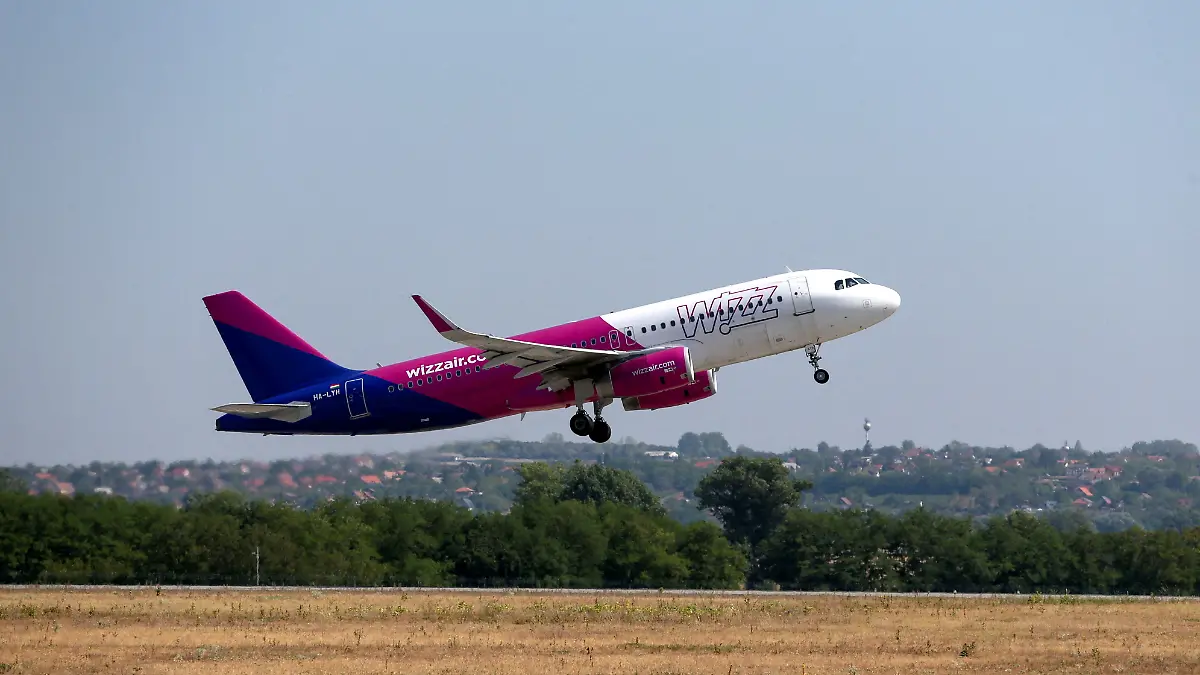 Wizz Air Flugzeug hebt in Budapest ab. 