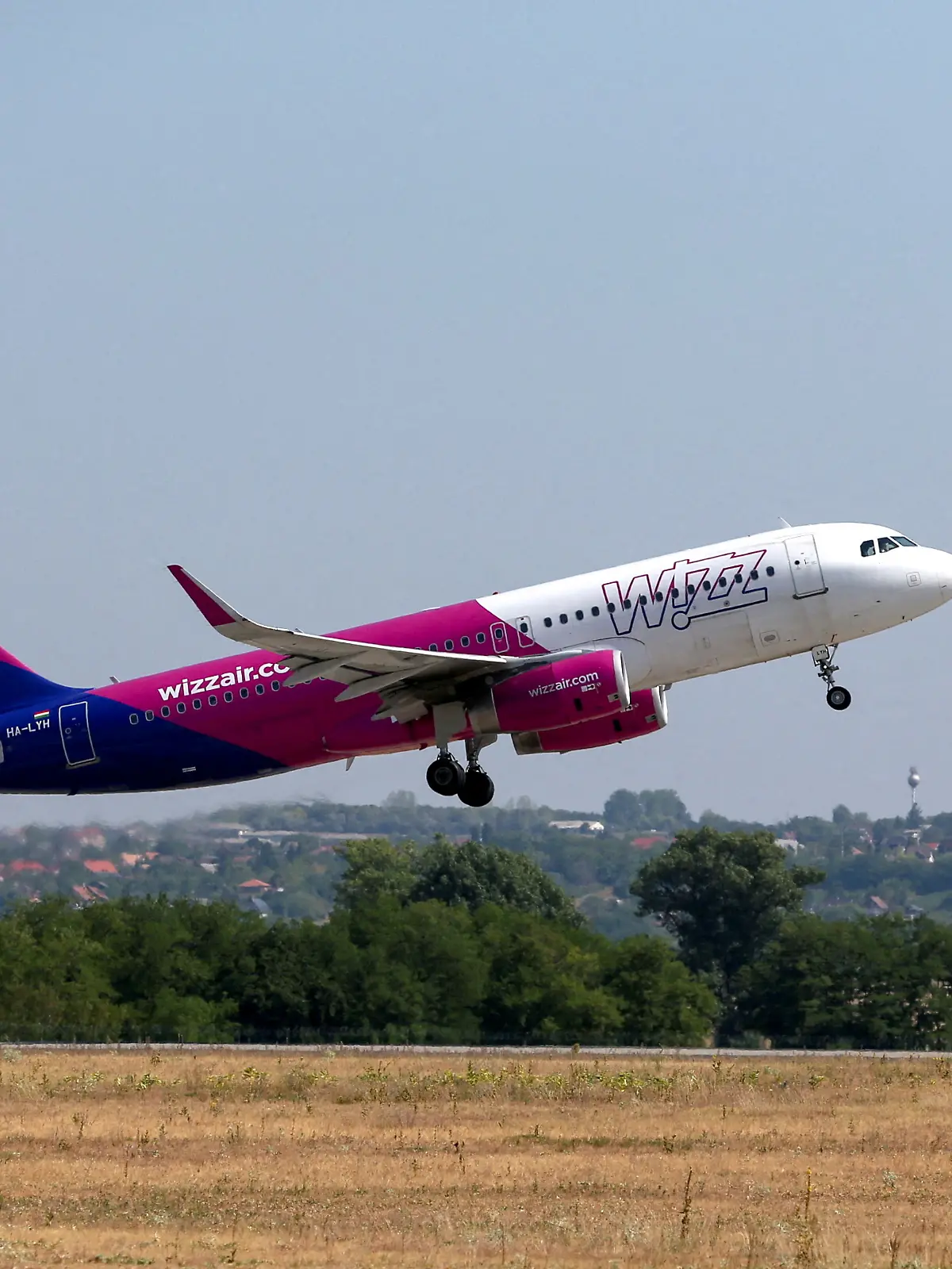 Wizz Air Flugzeug hebt in Budapest ab. 