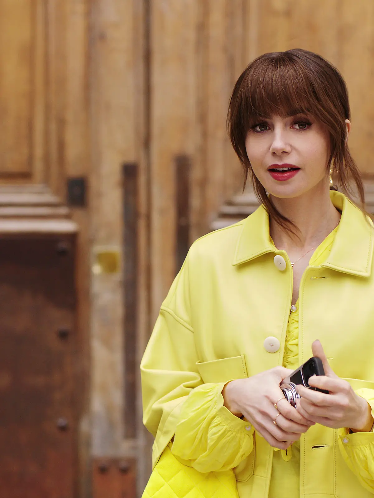 Lily Collins alias „Emily in Paris.” Ihre Outfits dürfen auch mal mutiger sein. 