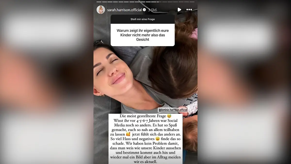 Influencerin Sarah Harrison liegt auf einem Bett.