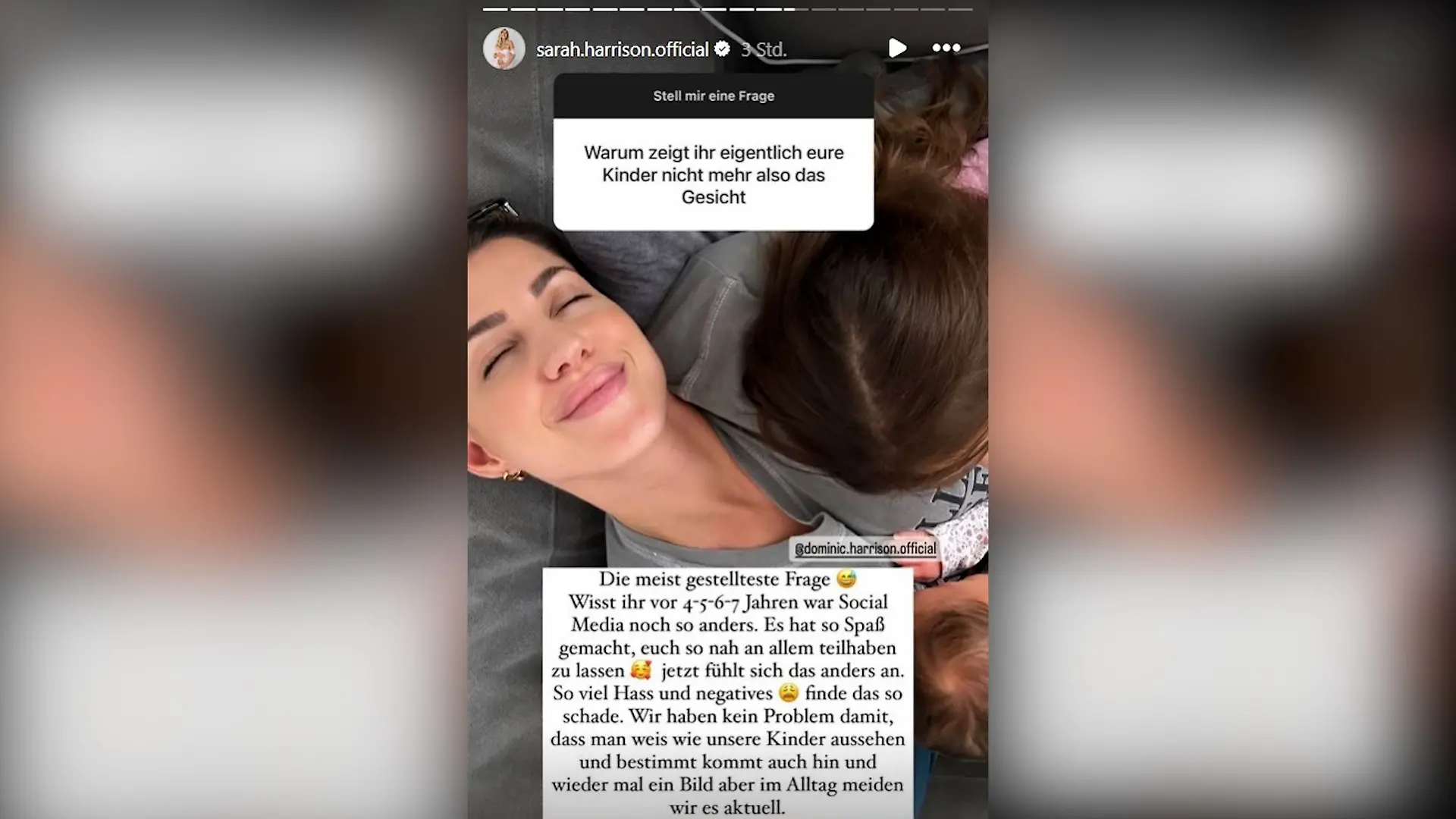 Influencerin Sarah Harrison liegt auf einem Bett.