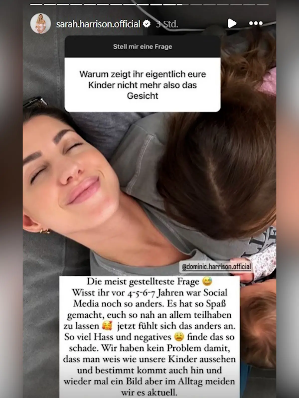 Influencerin Sarah Harrison liegt auf einem Bett. 
