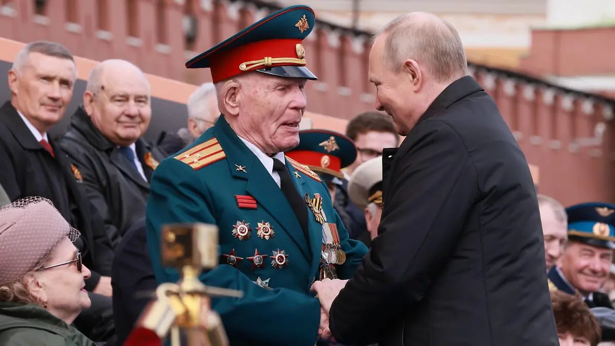 Russia Putin Victory Day Parade 8187033 09.05.2022 Russian President Vladimir Putin shakes hands with veterans before a military parade on Victory Day, which marks the 77th anniversary of the victory over Nazi Germany in World War Two, in central Moscow, Russia. Mikhail Metzel / POOL Moscow Russia PUBLICATIONxINxGERxSUIxAUTxONLY Copyright: xMikhailxMetzelx 