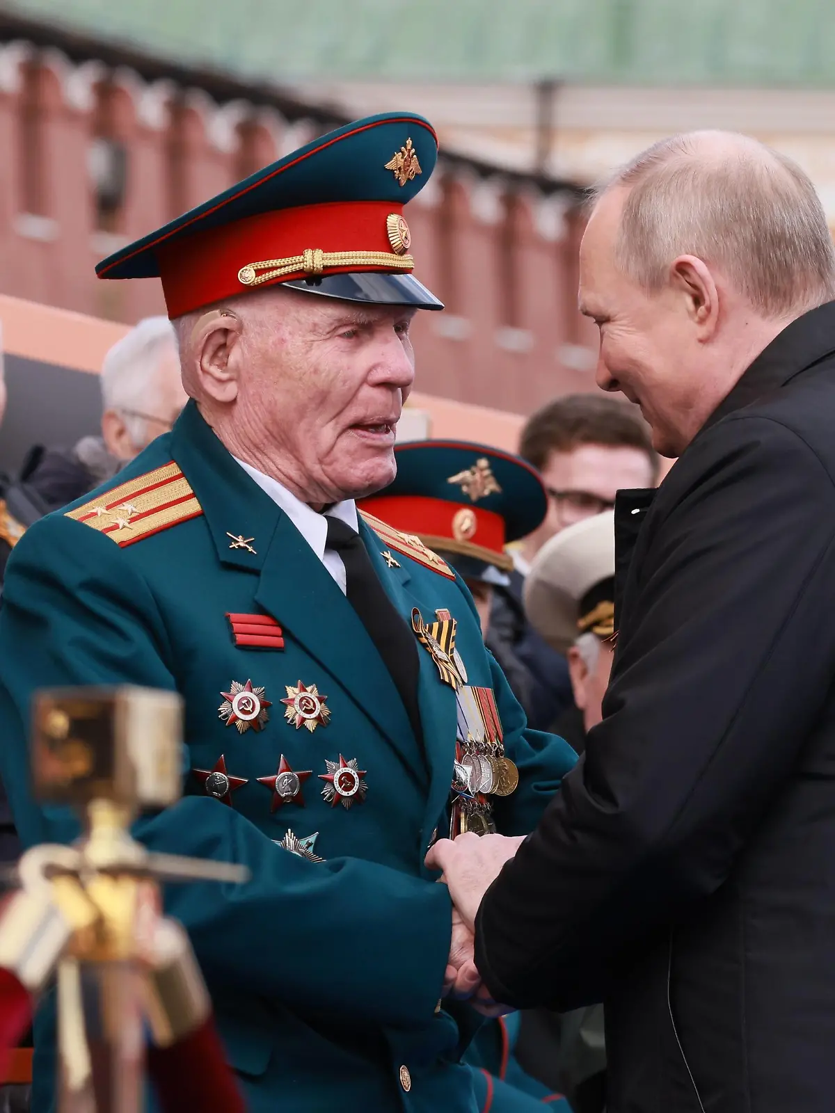 Russia Putin Victory Day Parade 8187033 09.05.2022 Russian President Vladimir Putin shakes hands with veterans before a military parade on Victory Day, which marks the 77th anniversary of the victory over Nazi Germany in World War Two, in central Moscow, Russia. Mikhail Metzel / POOL Moscow Russia PUBLICATIONxINxGERxSUIxAUTxONLY Copyright: xMikhailxMetzelx 
