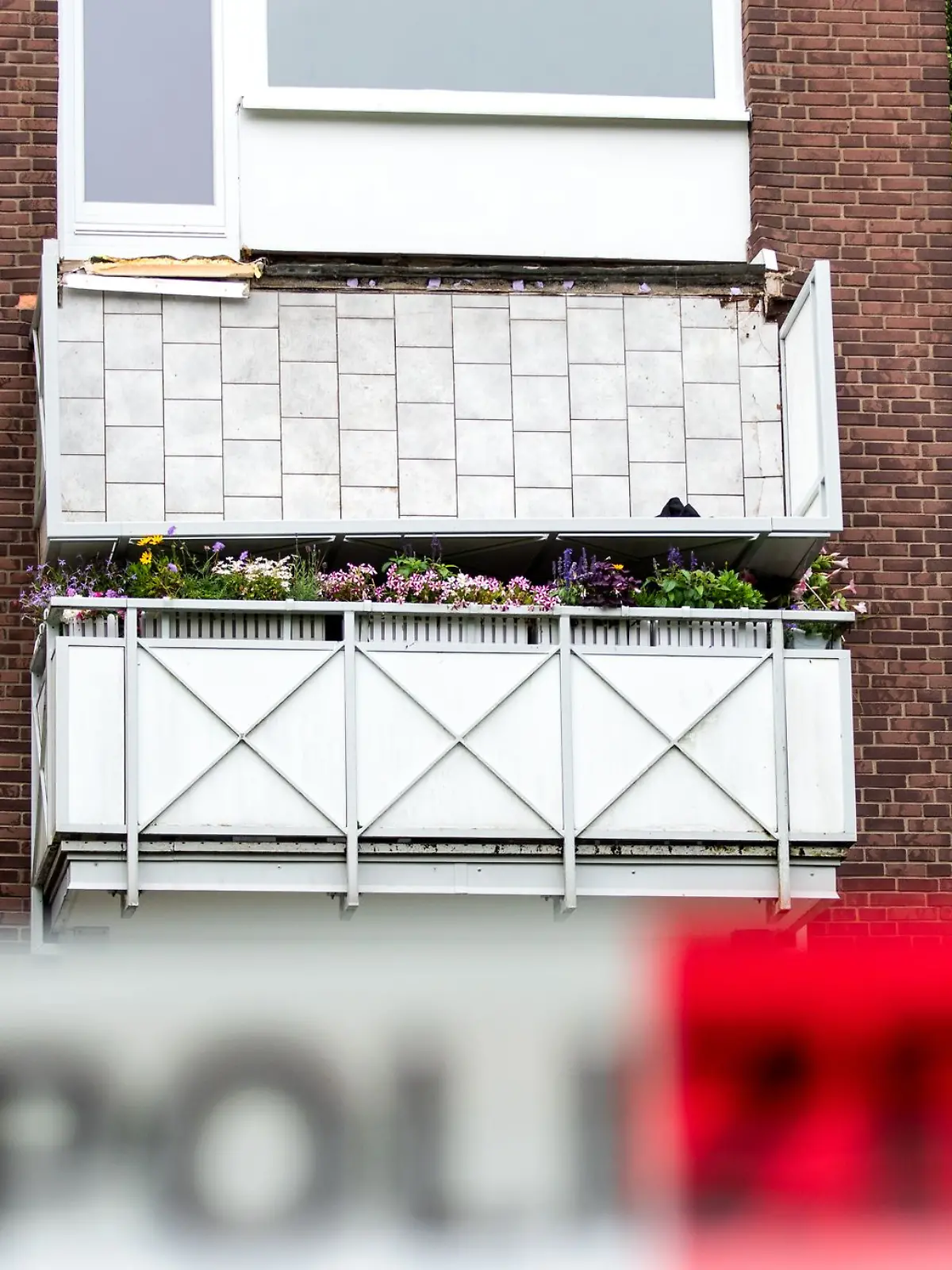 Bild zu: "Balkon bricht ab – Opfer (27) stirbt im Krankenhaus"